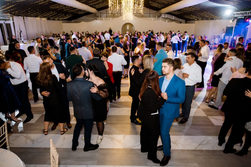 Star Music Band cântând live la o petrecere de nuntă